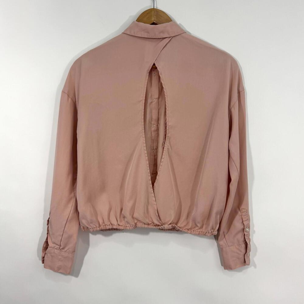 Free People Women’s Size 0  XS Light Pink Lyocell Collared Cut Out Back Shirt - Picture 8 of 9